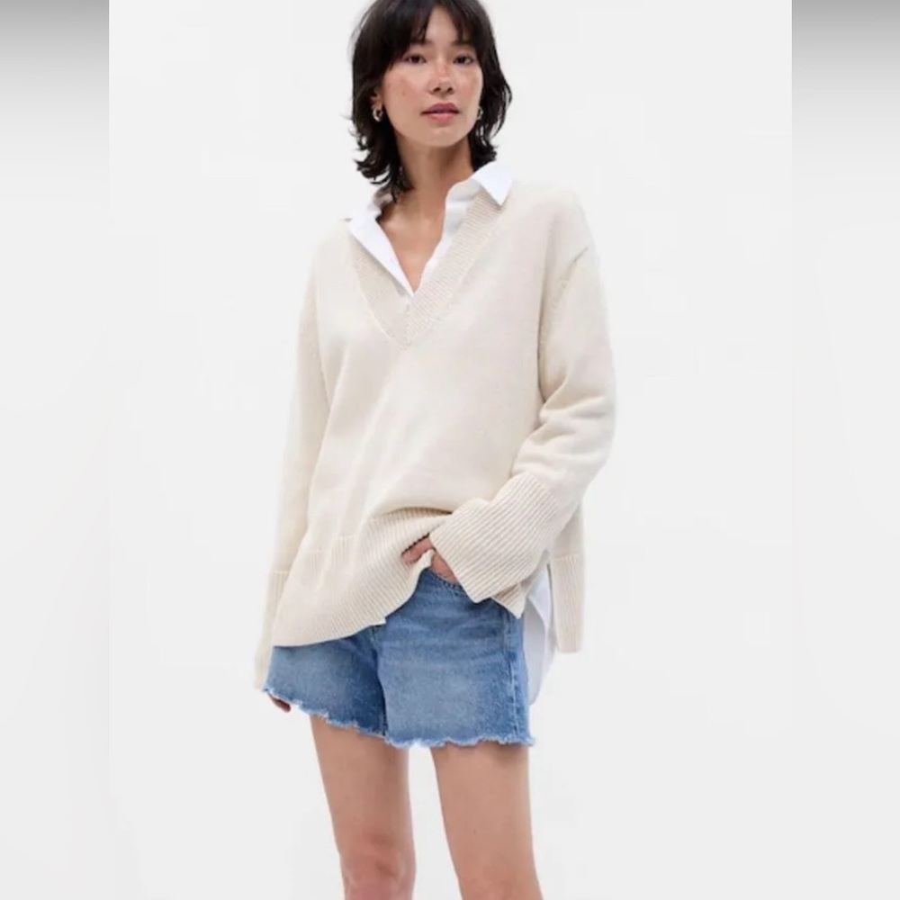NWT Gap 24/7 Split-Hem V-Neck Sweater in Chino Beige, XS